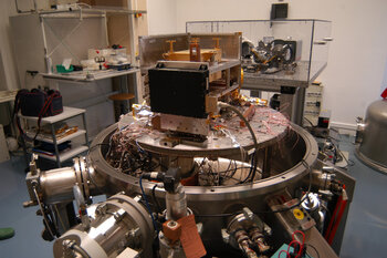 VIRTIS-H instrument integrated in the SimEnOm chamber