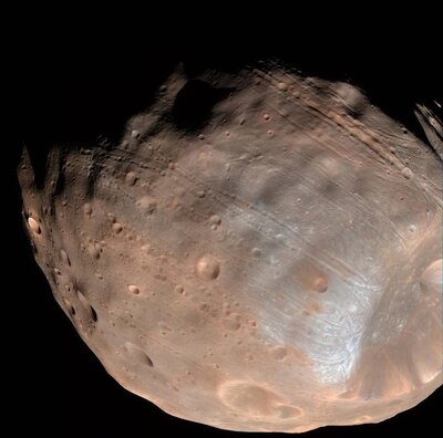 La plus grande lune de Mars, Phobos, vue par Mars Reconnaissance Orbiter en (...)
