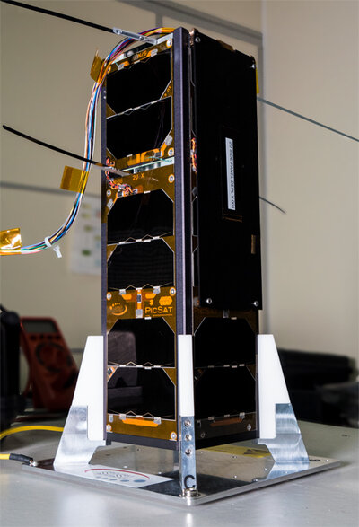 PicSat, avec ses antennes déployées, dans la salle blanche du (...)