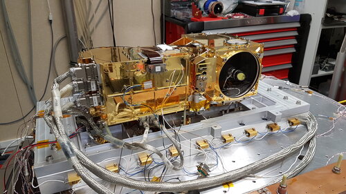 Modèle de qualification du module SuperCam Mast Unit dans l'enceinte&nbsp;(...)