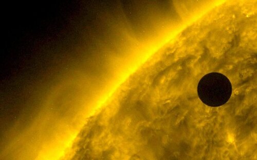 La planète Vénus devant le Soleil