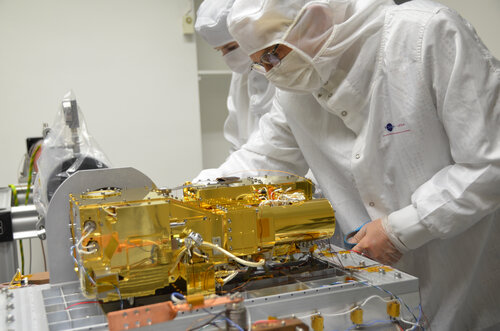 Intégration du module SuperCam Mast Unit dans l'enceinte SimEnOm