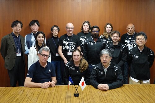 Équipe MIRS lors de la signature pour la livraison à la JAXA chez MELCO&nbsp;(...)