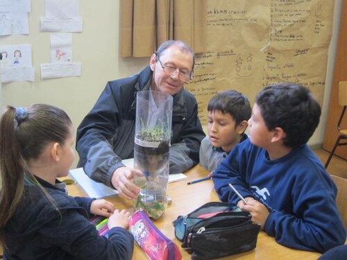 Interaction de Daniel Rouan avec des élèves chiliens en classe primaire, lors&nbsp;(...)