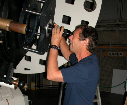 Daniel Rouan mettant l'oeil à l'oculaire du télescope de 60 cm de&nbsp;(...)