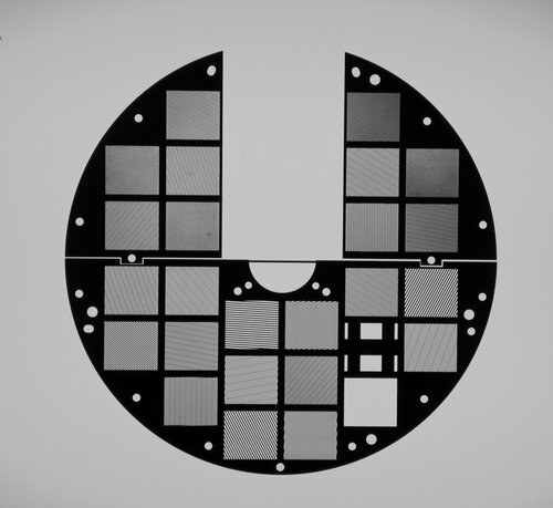 Figure 1 : photographie des grilles à l'avant de l'instrument&nbsp;(...)