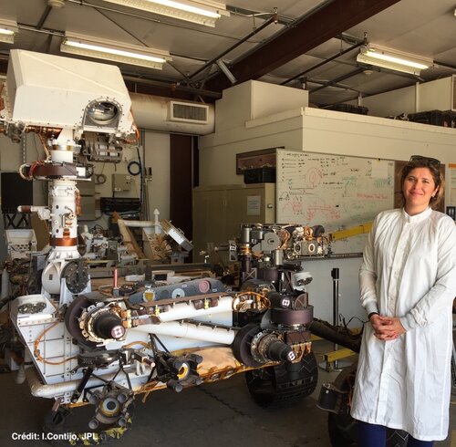 Pernelle Bernardi devant le modèle TestBed du rover Curiosity de la mission&nbsp;(...)