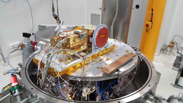 SuperCam Mast Unit installé en enceinte thermique SimEnOm pour l'étalonnage&nbsp;(...)
