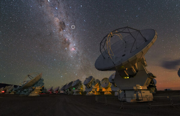 Le radiotélescope ALMA sur le plateau de Chajnantor, à une altitude de 500&nbsp;(...)