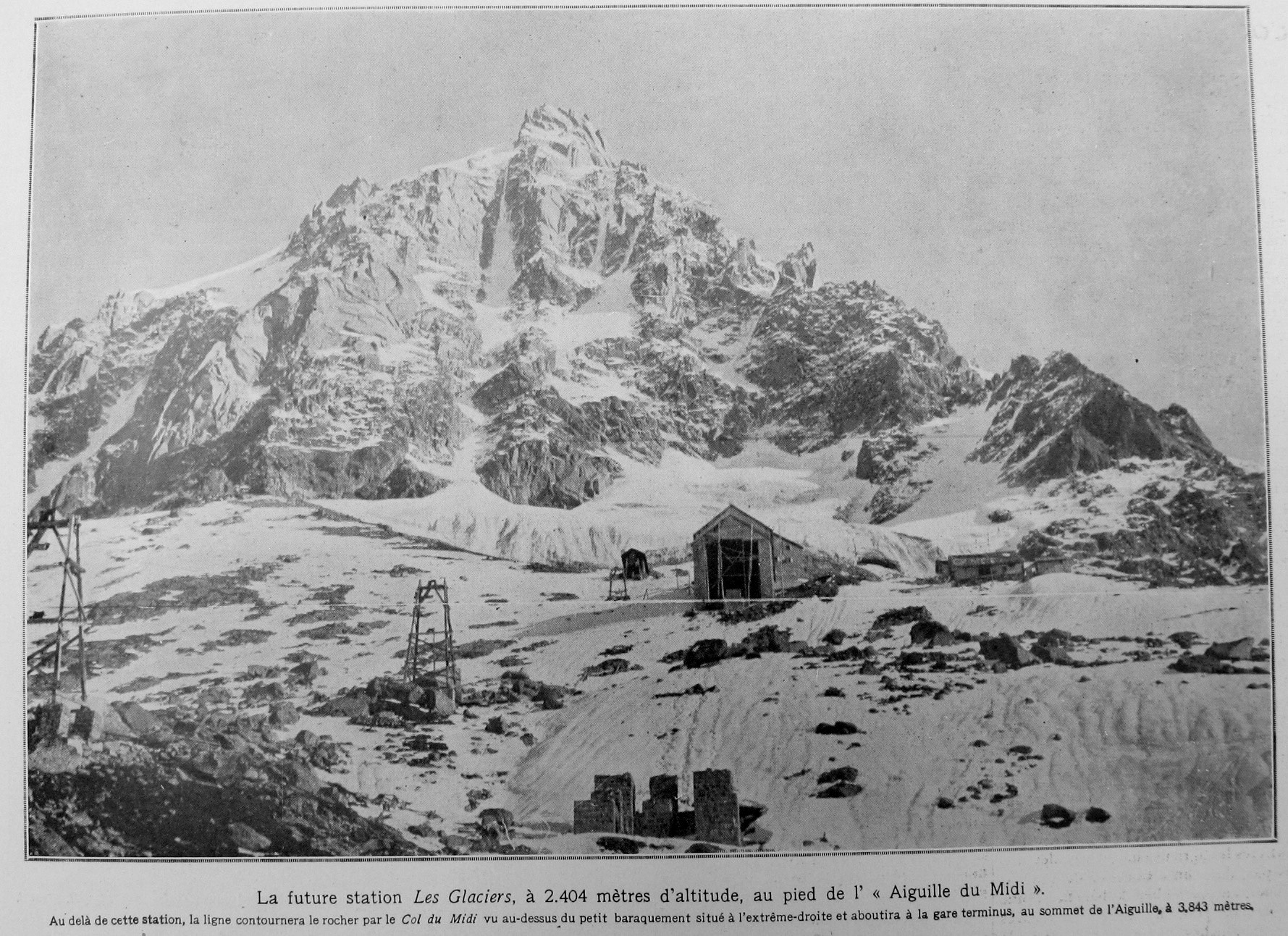 Ancien téléphérique et laboratoire des rayons cosmiques au Col du Midi  (3600 m), massif du Mont Blanc