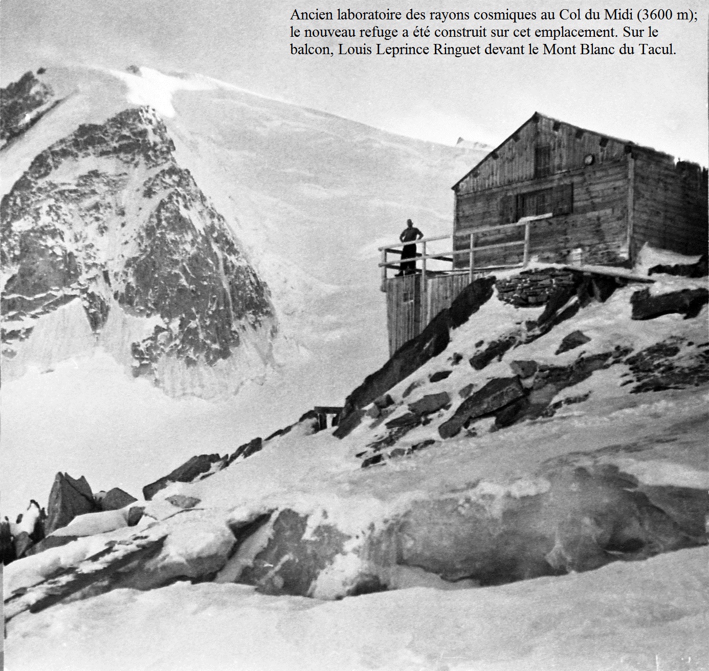 Ancien téléphérique et laboratoire des rayons cosmiques au Col du Midi (3600 m), massif du Mont Blanc