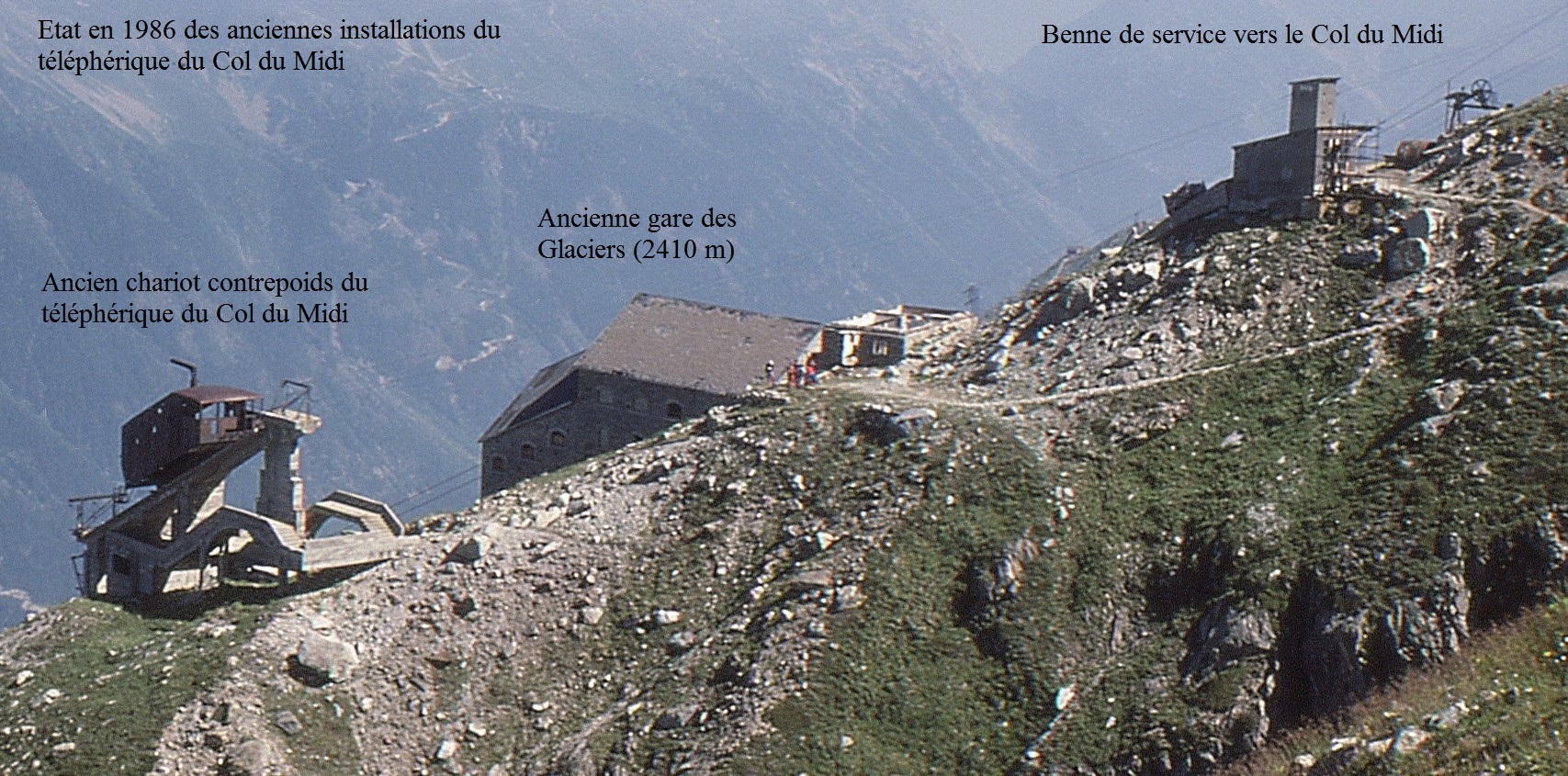 Ancien téléphérique et laboratoire des rayons cosmiques au Col du Midi  (3600 m), massif du Mont Blanc